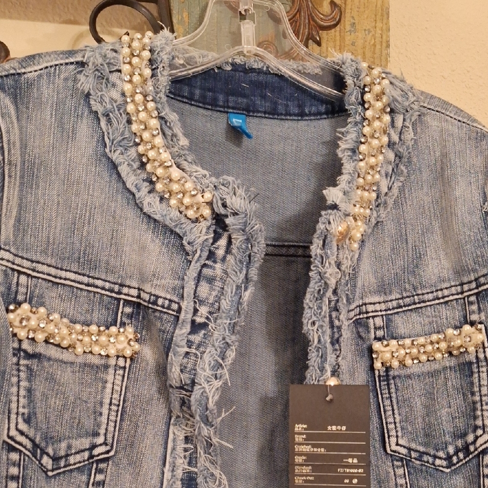 Stylish Light Blue Denim Jacket with Pearl Accents. NWT Size Med - Picture 4 of 15